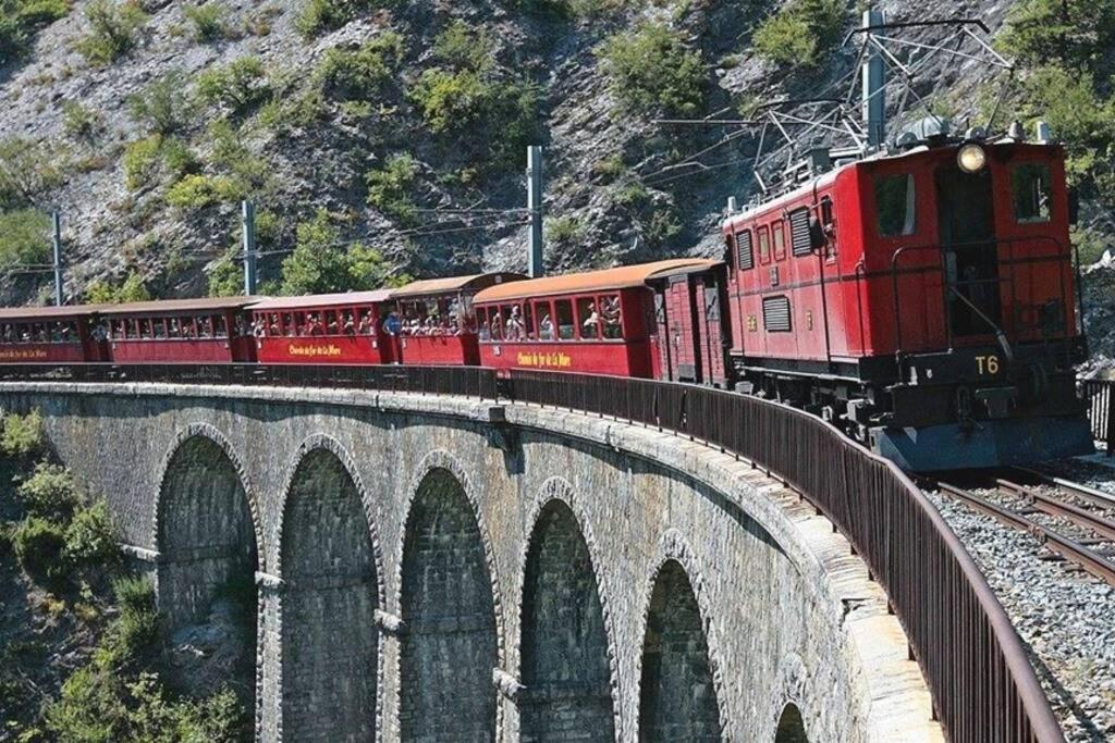 Gite Au Printemps Japonais, Petit Train De La Mure, Parc Des Ecrins Pierre-Chatel Eksteriør billede
