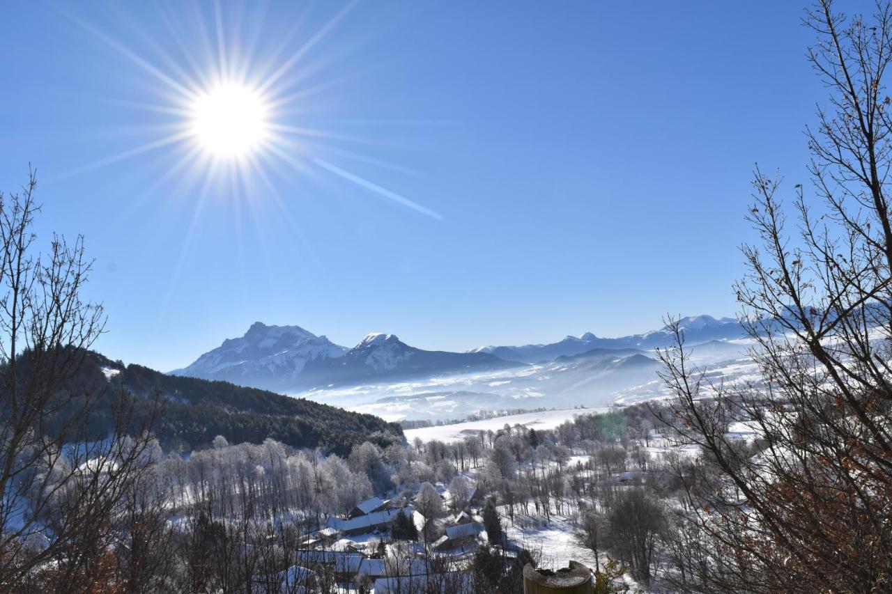 Gite Au Printemps Japonais, Petit Train De La Mure, Parc Des Ecrins Pierre-Chatel Eksteriør billede
